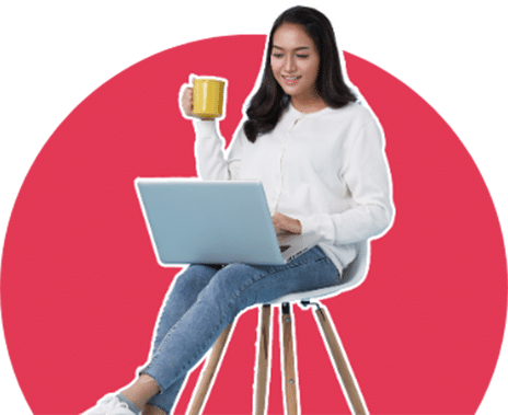 Femme qui recherche des offres d'emploi sur son ordinateur