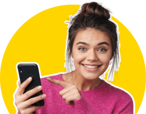 Femme souriante qui consulte des offres d'emploi sur son téléphone